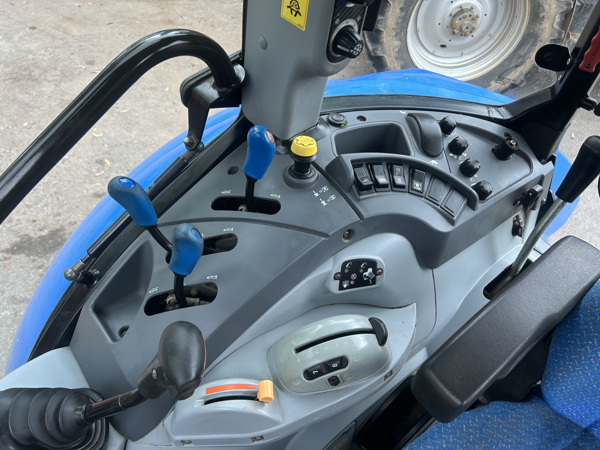 New Holland T5.115 & Quicke loader Image