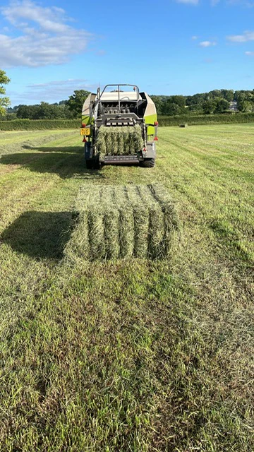 Claas Quadrant 3200 Baler Image