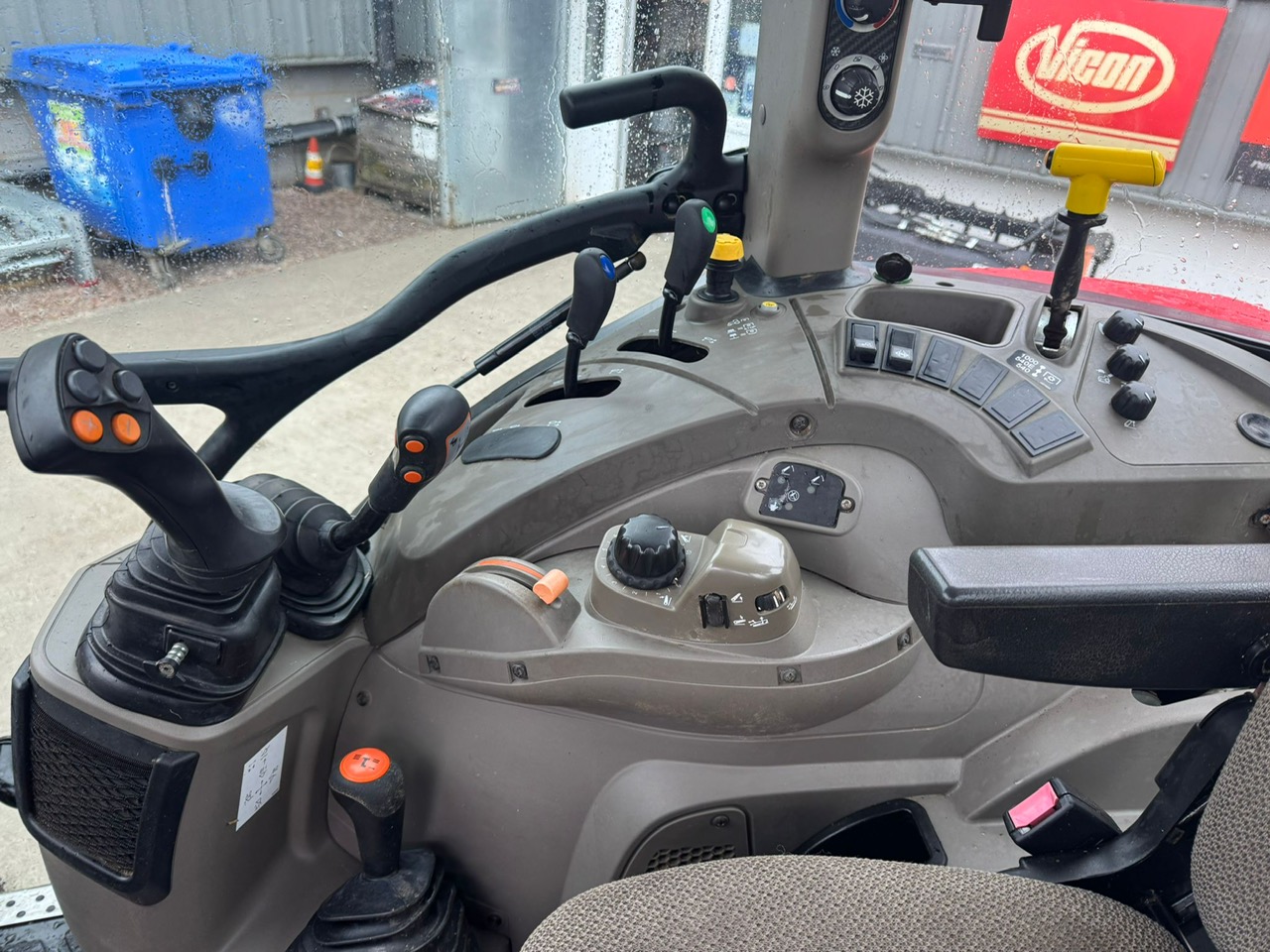 Case IH Farmall 115C & loader (1) Image